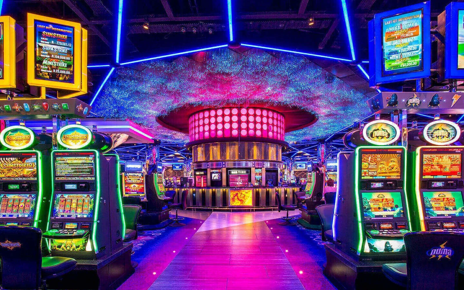 Antarmuka slot mobile dengan reel dan tombol permainan